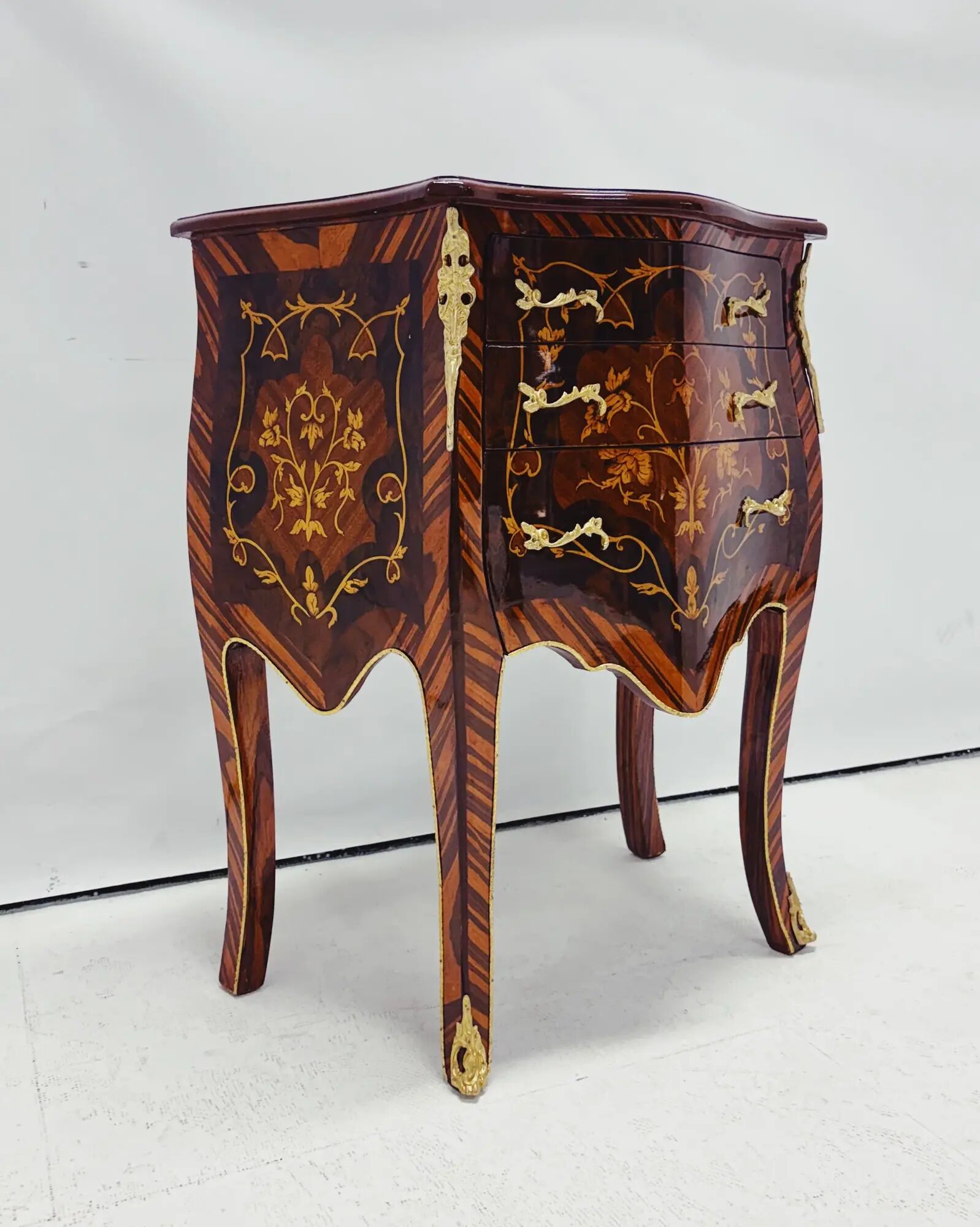 Marquetry chest of drawers with inlay in Louis XV style