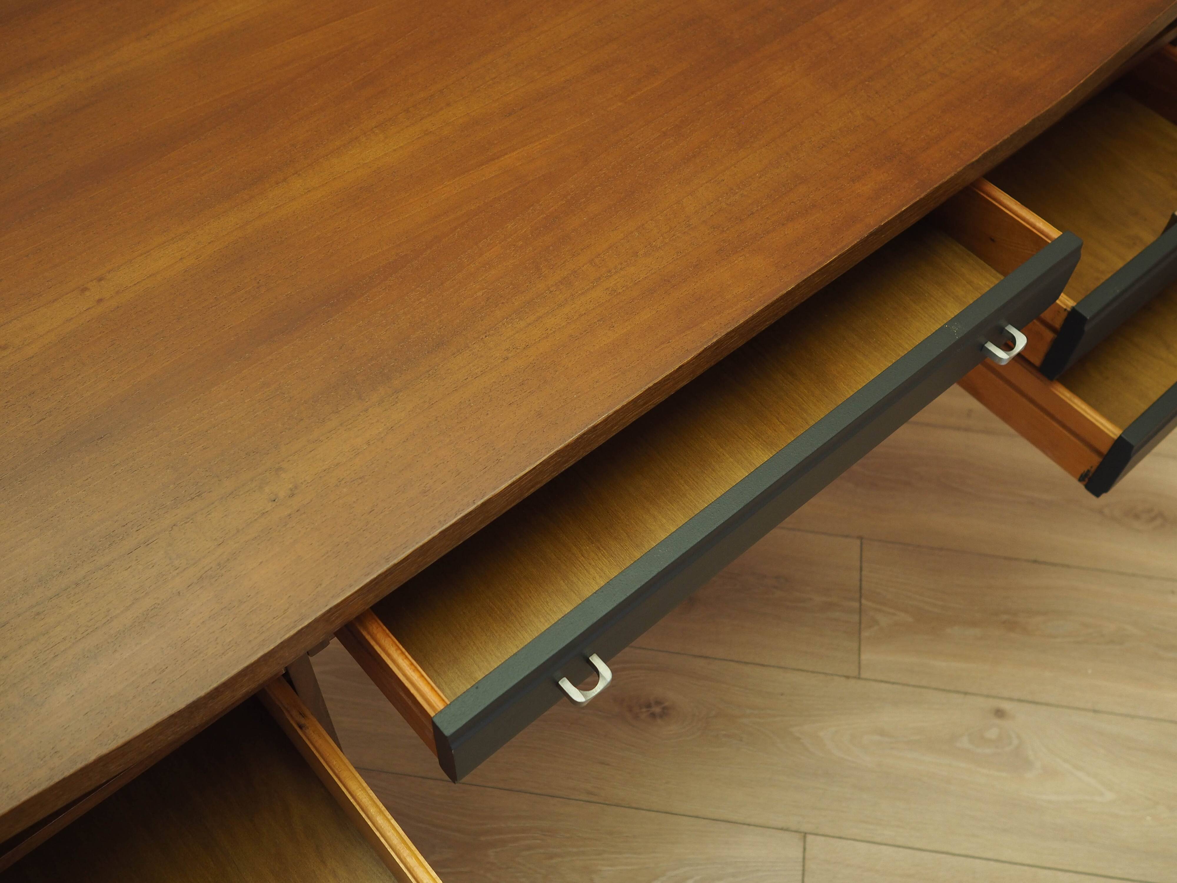 Bureau en noyer, Italie années 1970