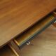 Bureau en noyer, Italie années 1970