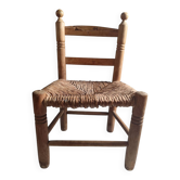 Petite chaise d'enfant en bois et en paille