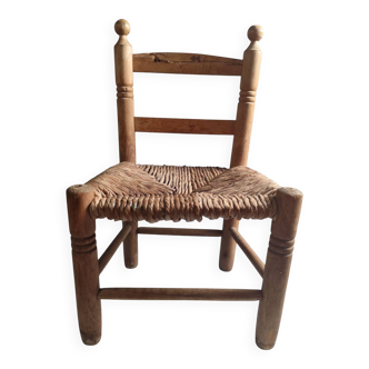Petite chaise d'enfant en bois et en paille