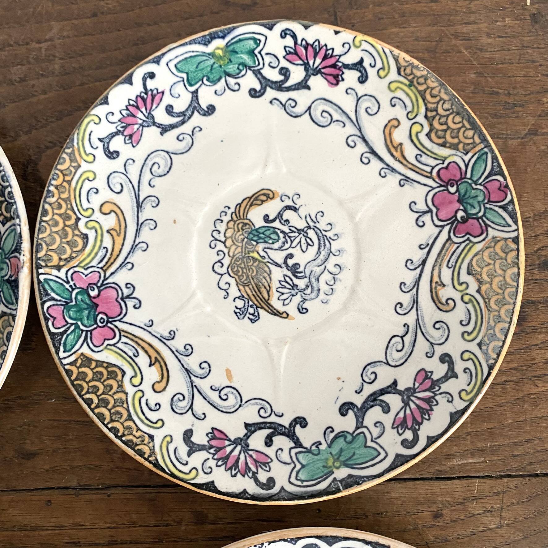 Assiettes en terre de fer polychrome Longwy modèle "chinois"