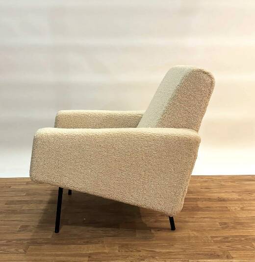 Chair by Pierre Guariche for Airborne in white.