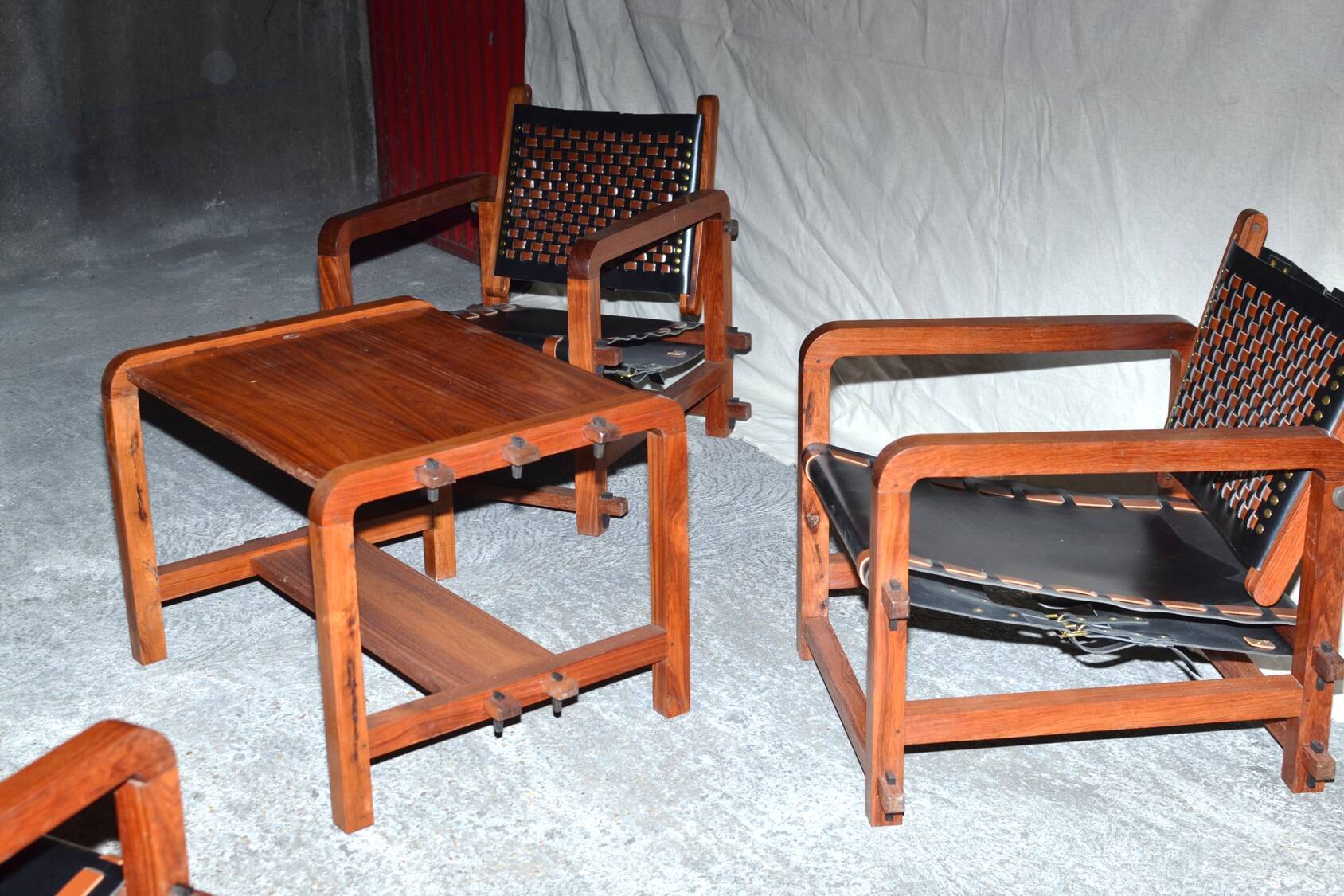 Set of 4 armchairs and a coffee table in Bunbinga and leather