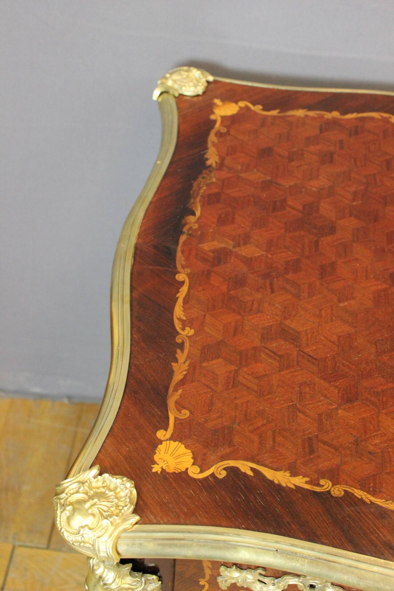Bureau Louis XV en Marqueterie et Bronze d'époque XIX