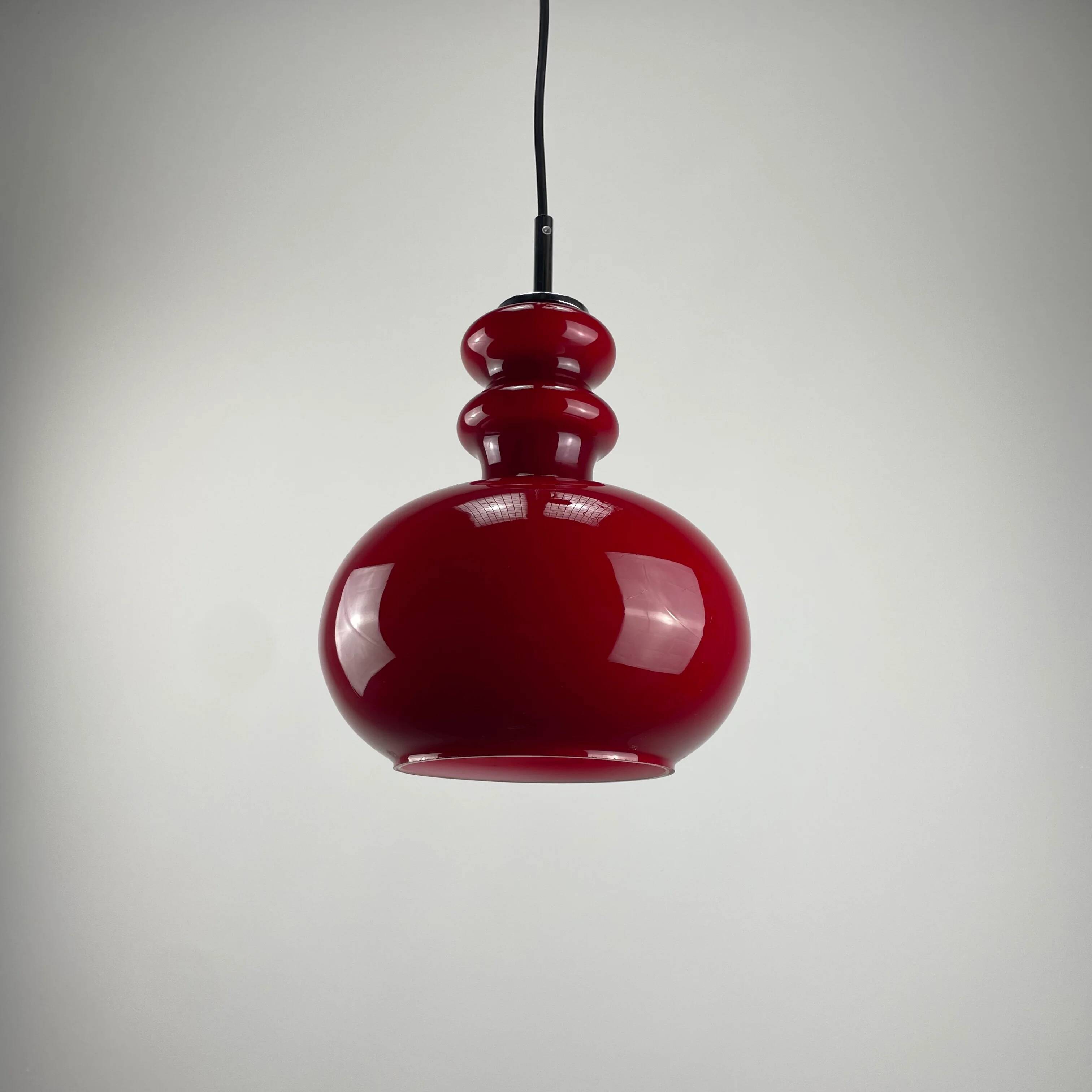 Suspension en verre rouge par Peill et Putzler, 1960