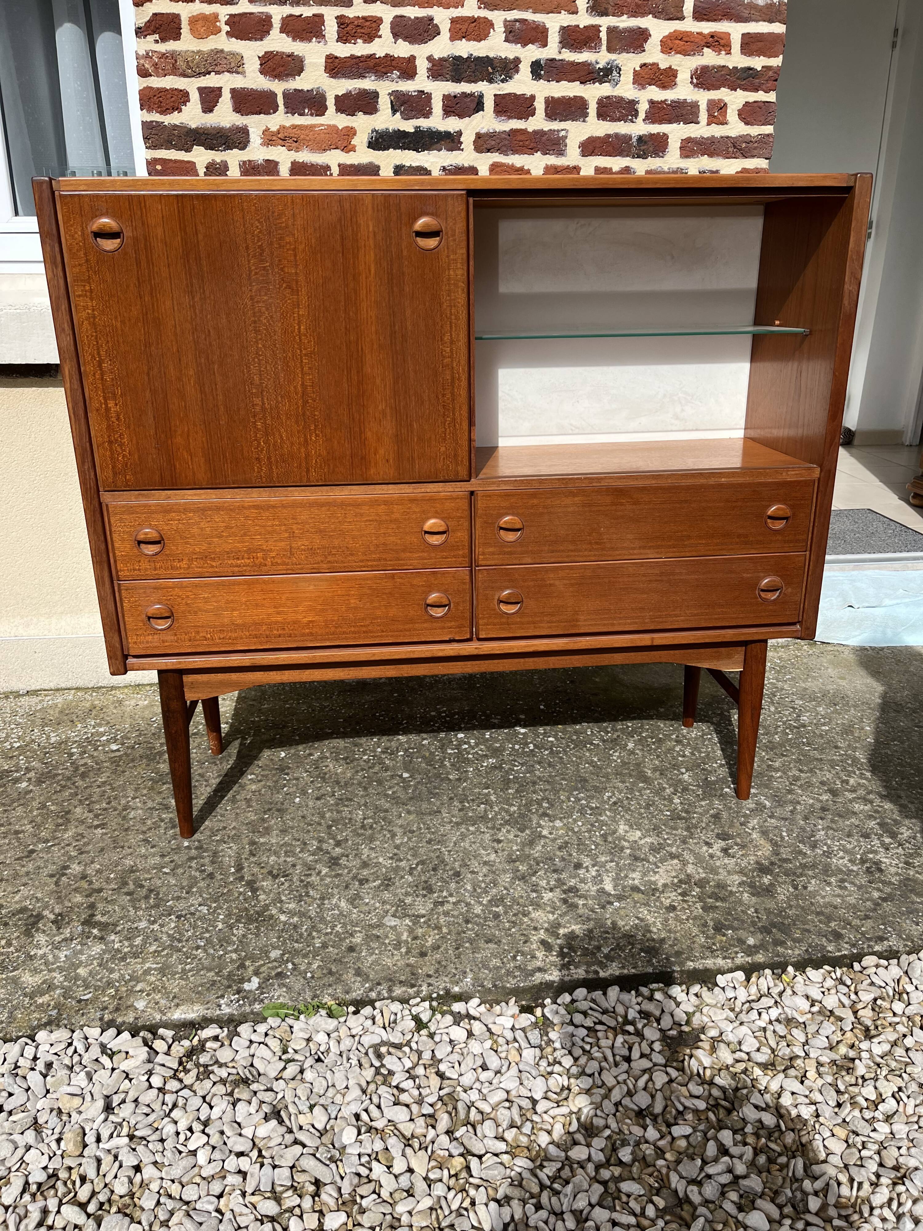 Scandinavian window dresser