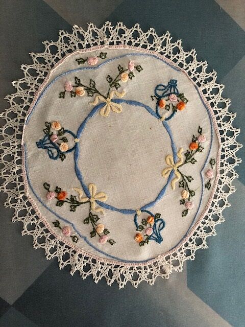 old round placemat 30cm embroidery / handmade lace