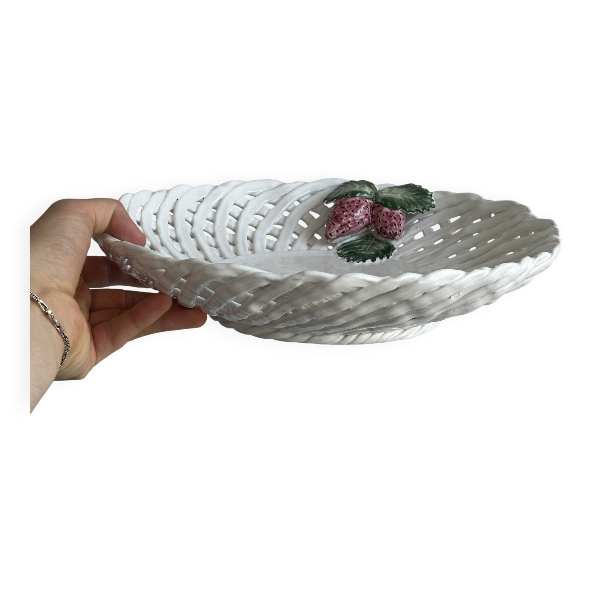Corbeille en céramique blanche torsadée