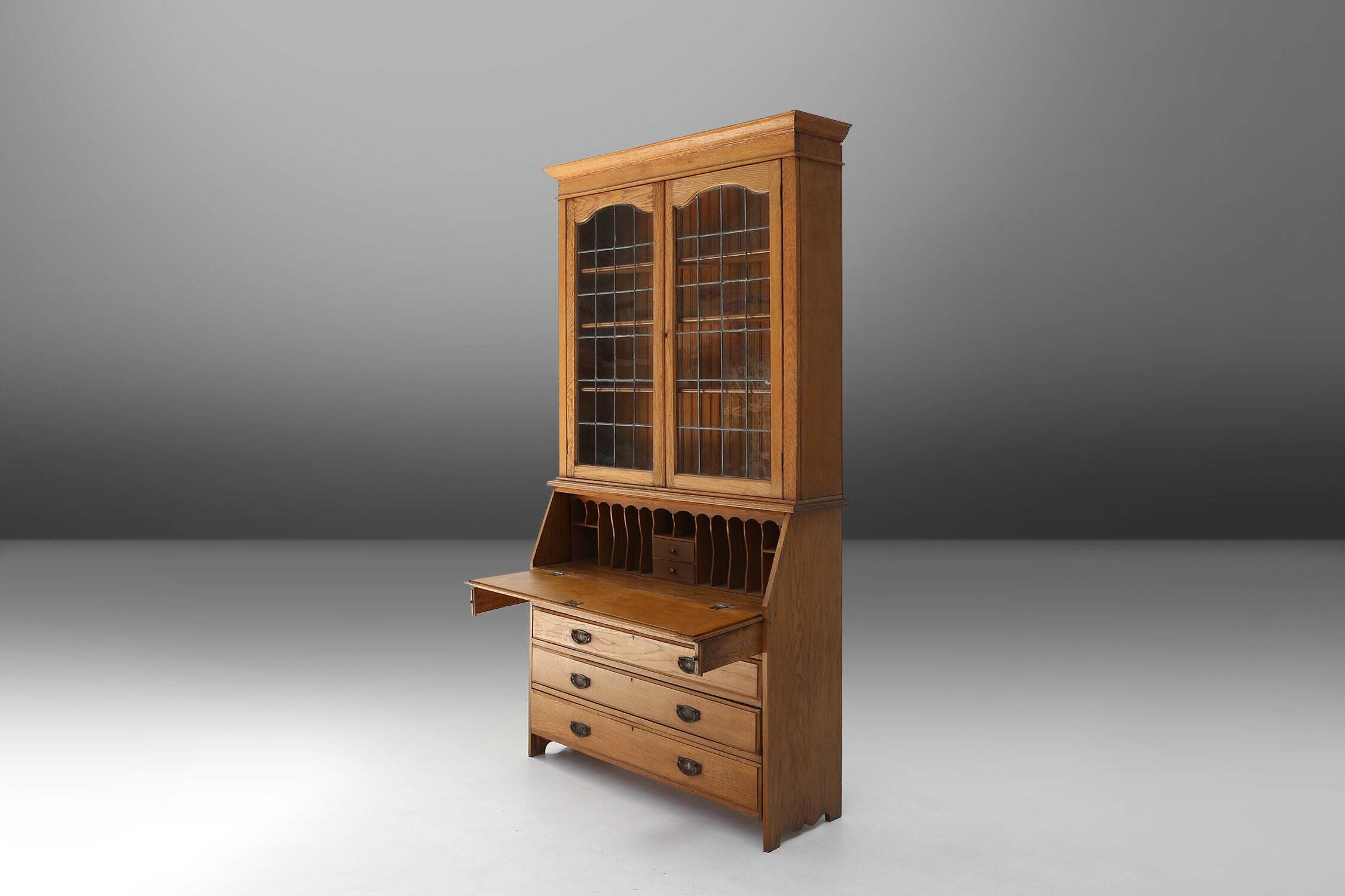 Secrétaire-bibliothèque de style Arts and Crafts anglais, vers 1910