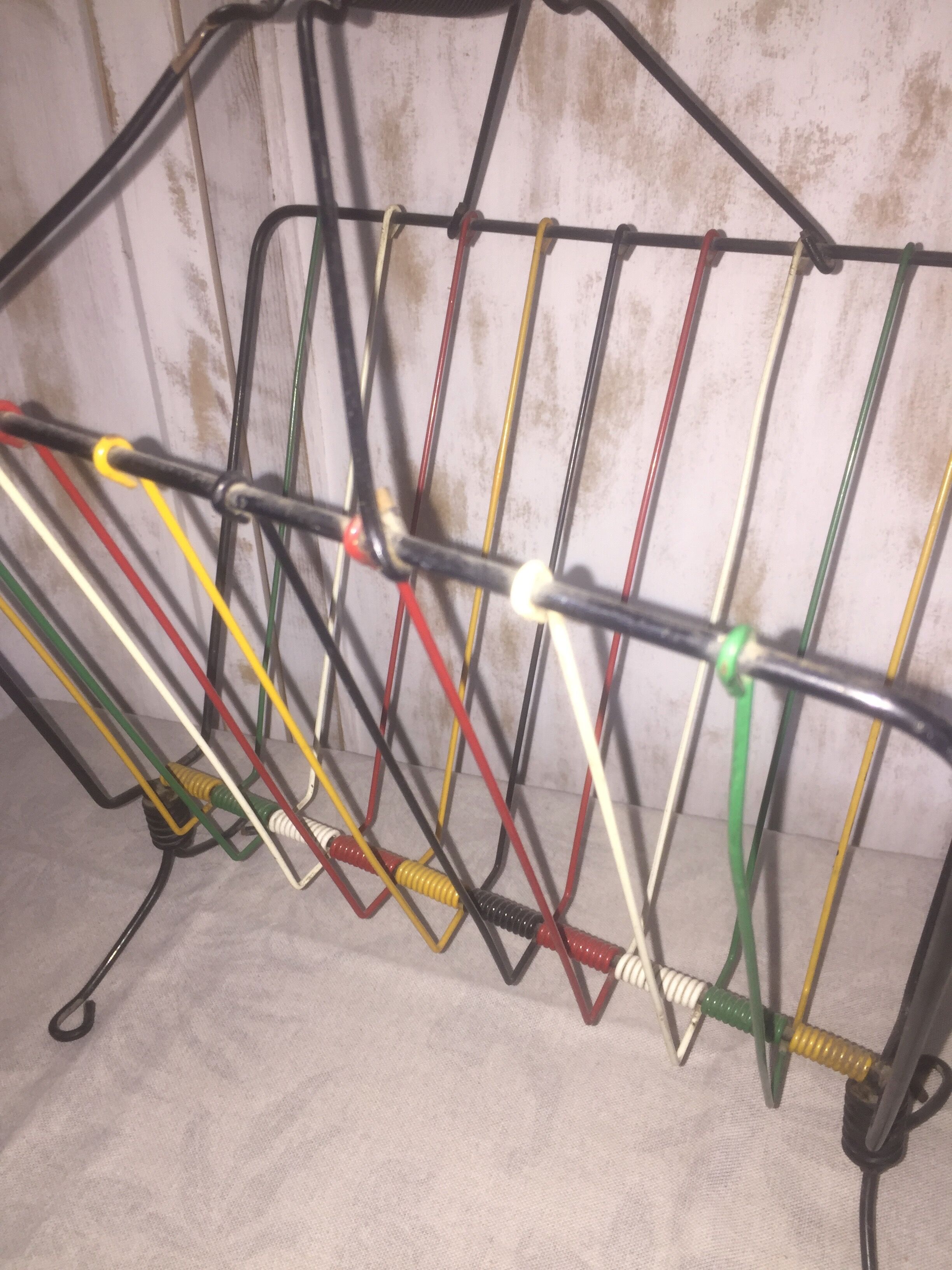 Scoubidou magazine-rack