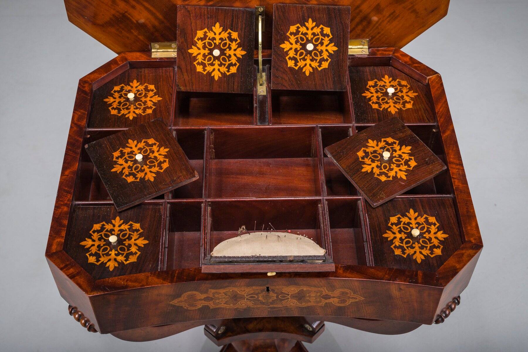 Table de couture Biedermeier en acajou, 1850