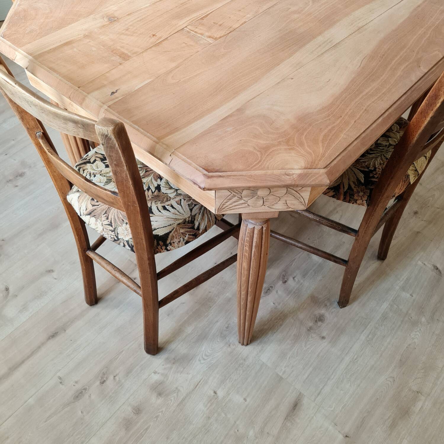 Art deco table - sanded raw wood - flower patterns