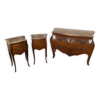 Ensemble de commode et 2 tables de chevet style Louis XV en merisier massif avec plateaux en marbre