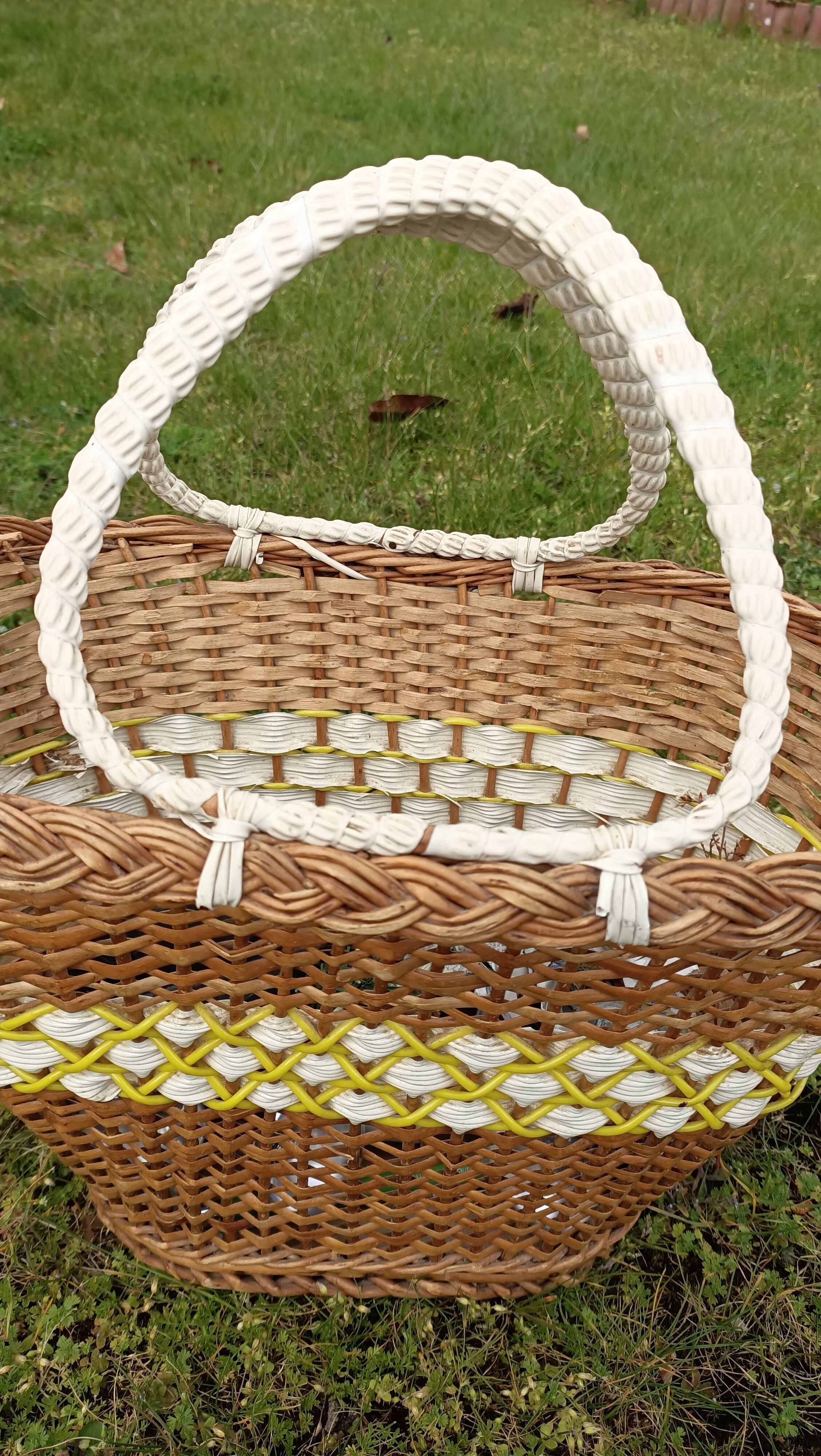 Vintage woven wicker and scoubidou basket