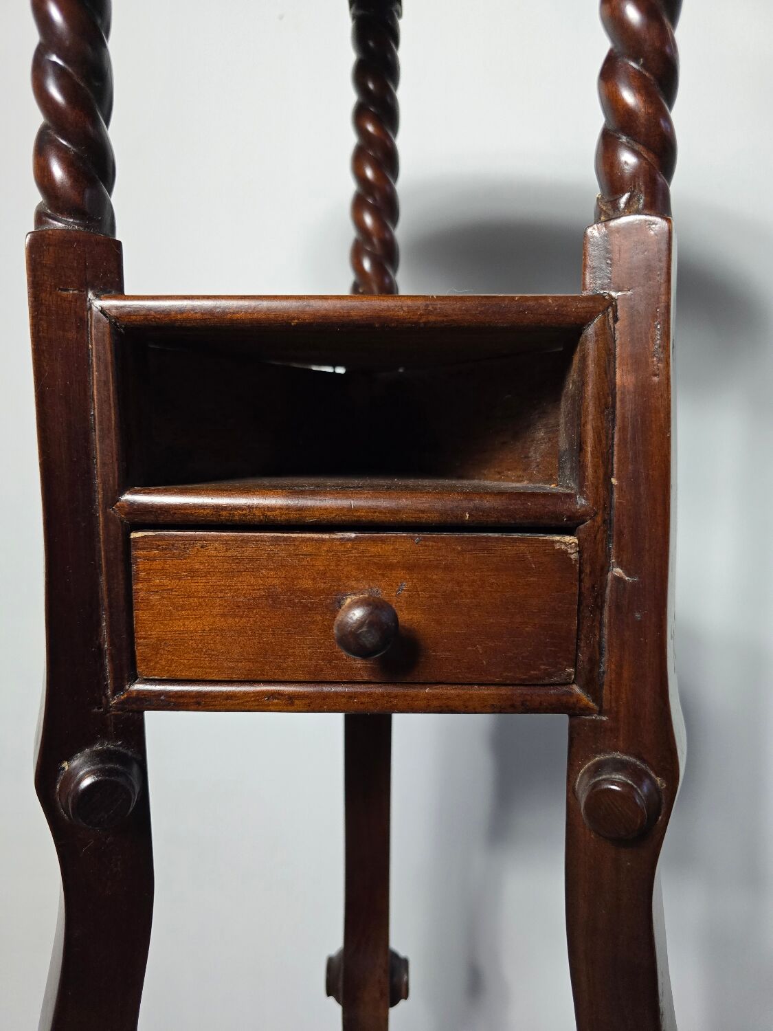 Elegant Victorian Mahogany Plant Stand / Side Table