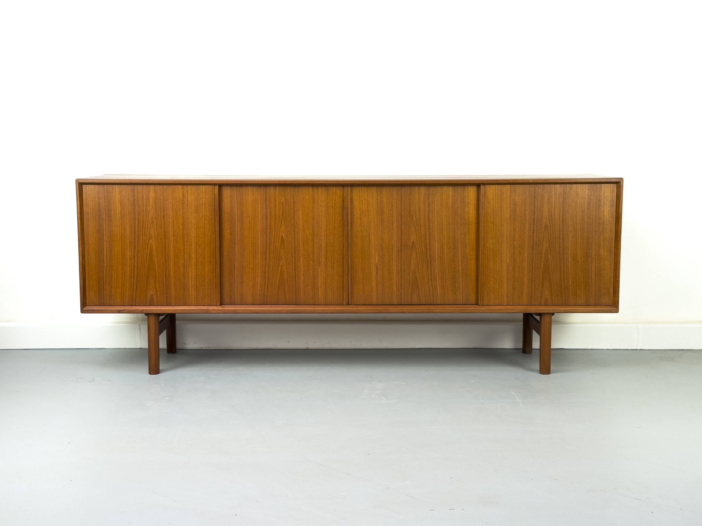 Buffet danois en teck par Henning Kjaernulf pour Bruno Hansen, années 1960
