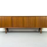 Buffet danois en teck par Henning Kjaernulf pour Bruno Hansen, années 1960
