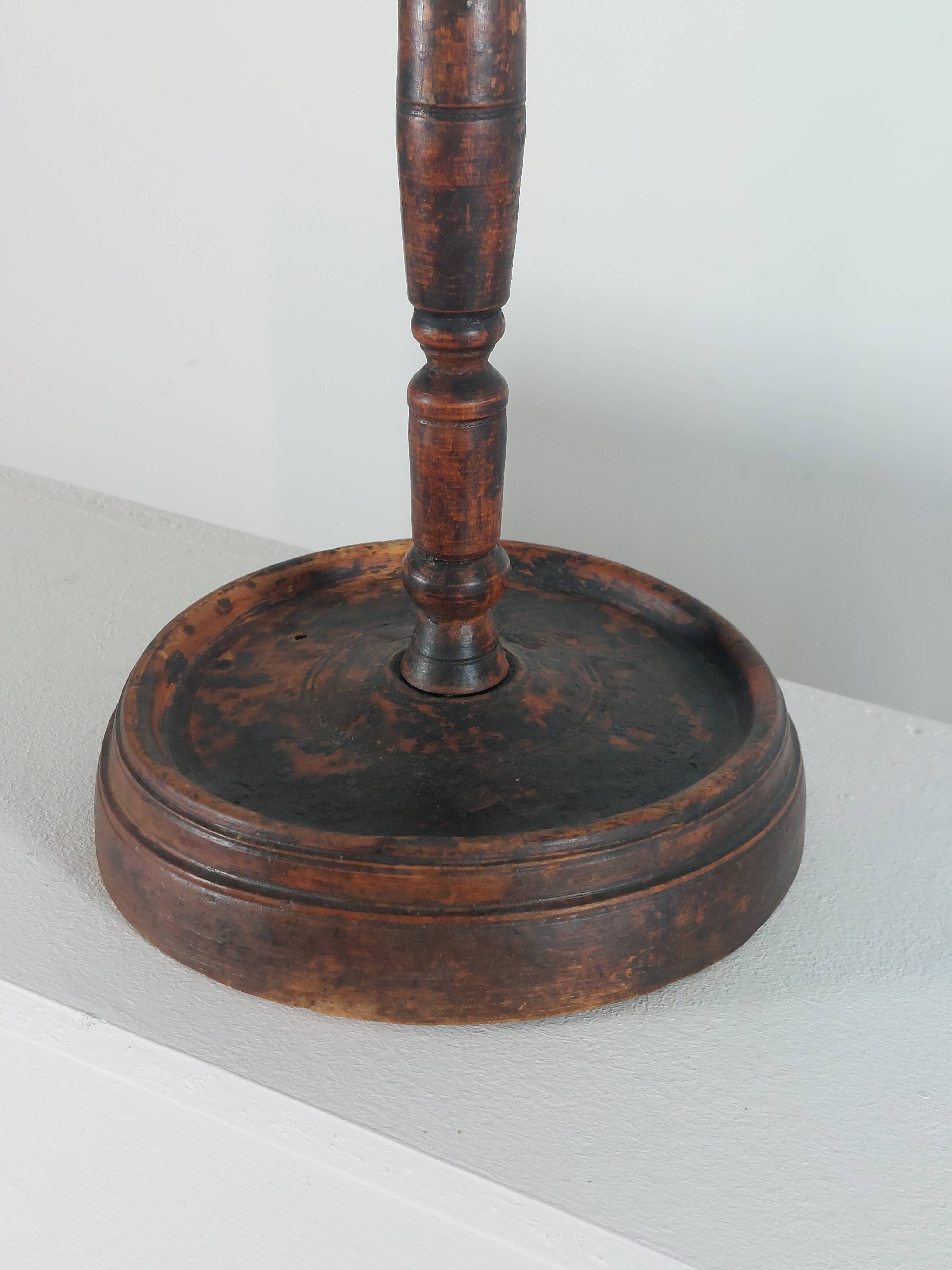 Bougeoir en bois tourné antique patiné d'art populaire