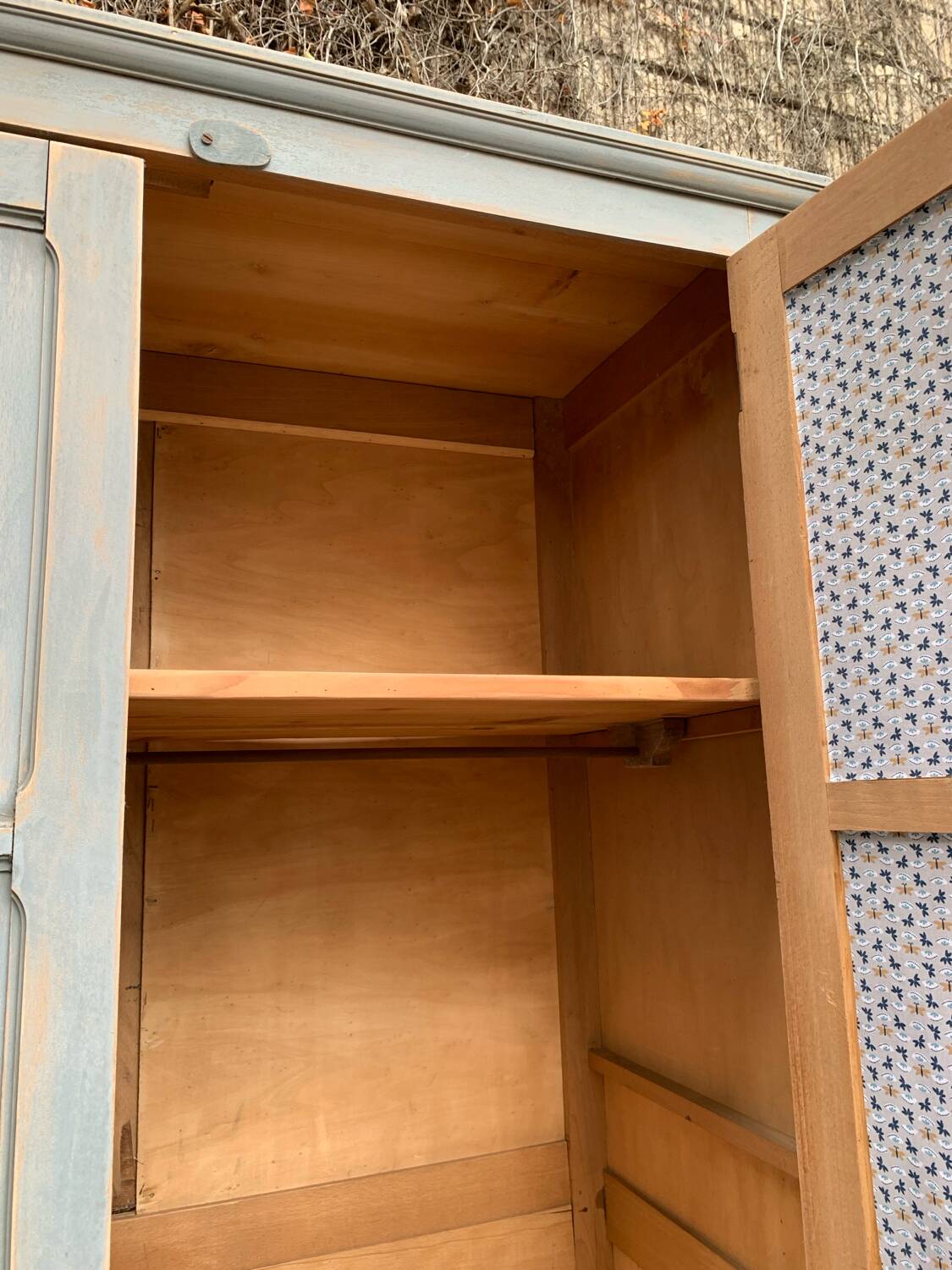 Armoire parisienne ancienne Luterma patine grise bleutée