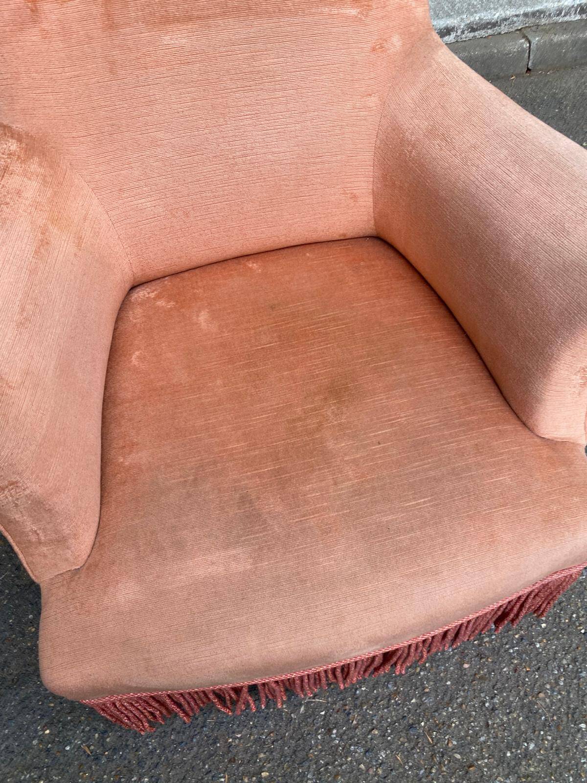 Fauteuil crapaud en velours rose saumon 1950