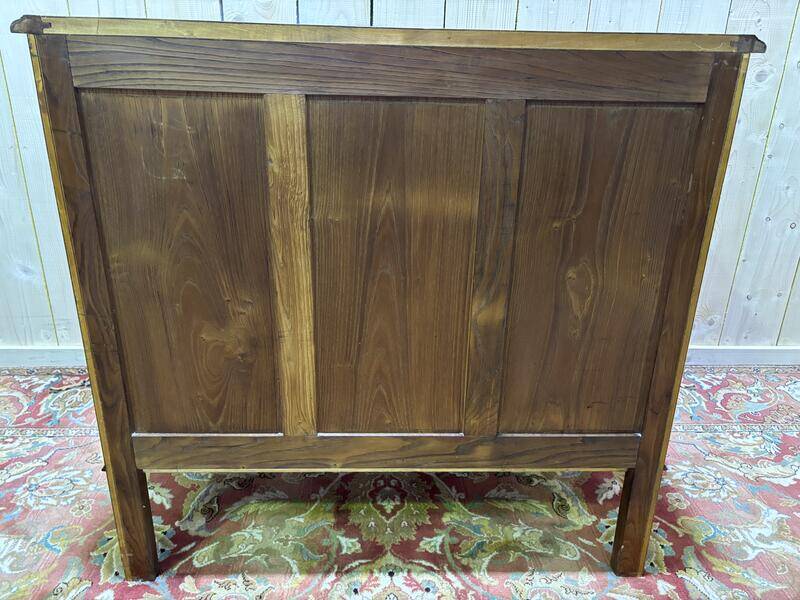 Commode en noyer de style Louis XV / rocaille