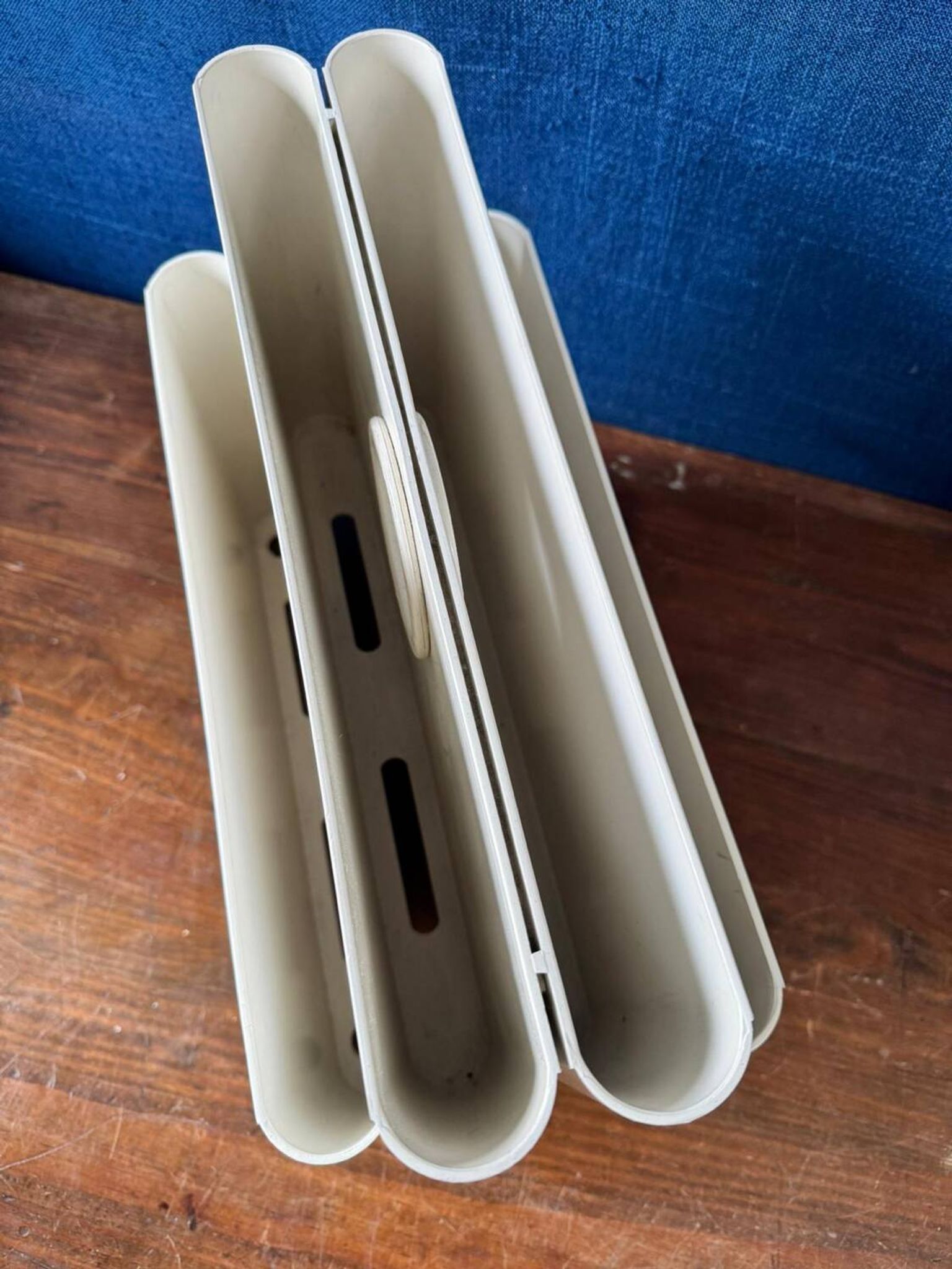 Kartell vintage magazine rack / bookcase – Design Giotto Stoppino