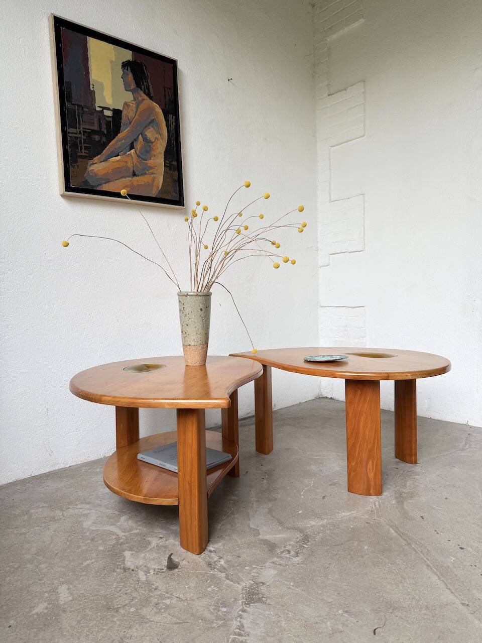 Tables basses en orme formant une goutte