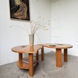 Tables basses en orme formant une goutte