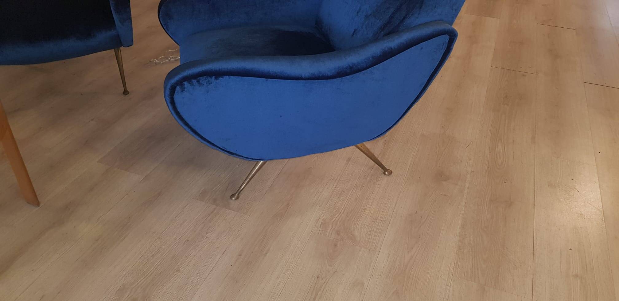 Fauteuils en velours bleu du milieu du siècle, lot de 2