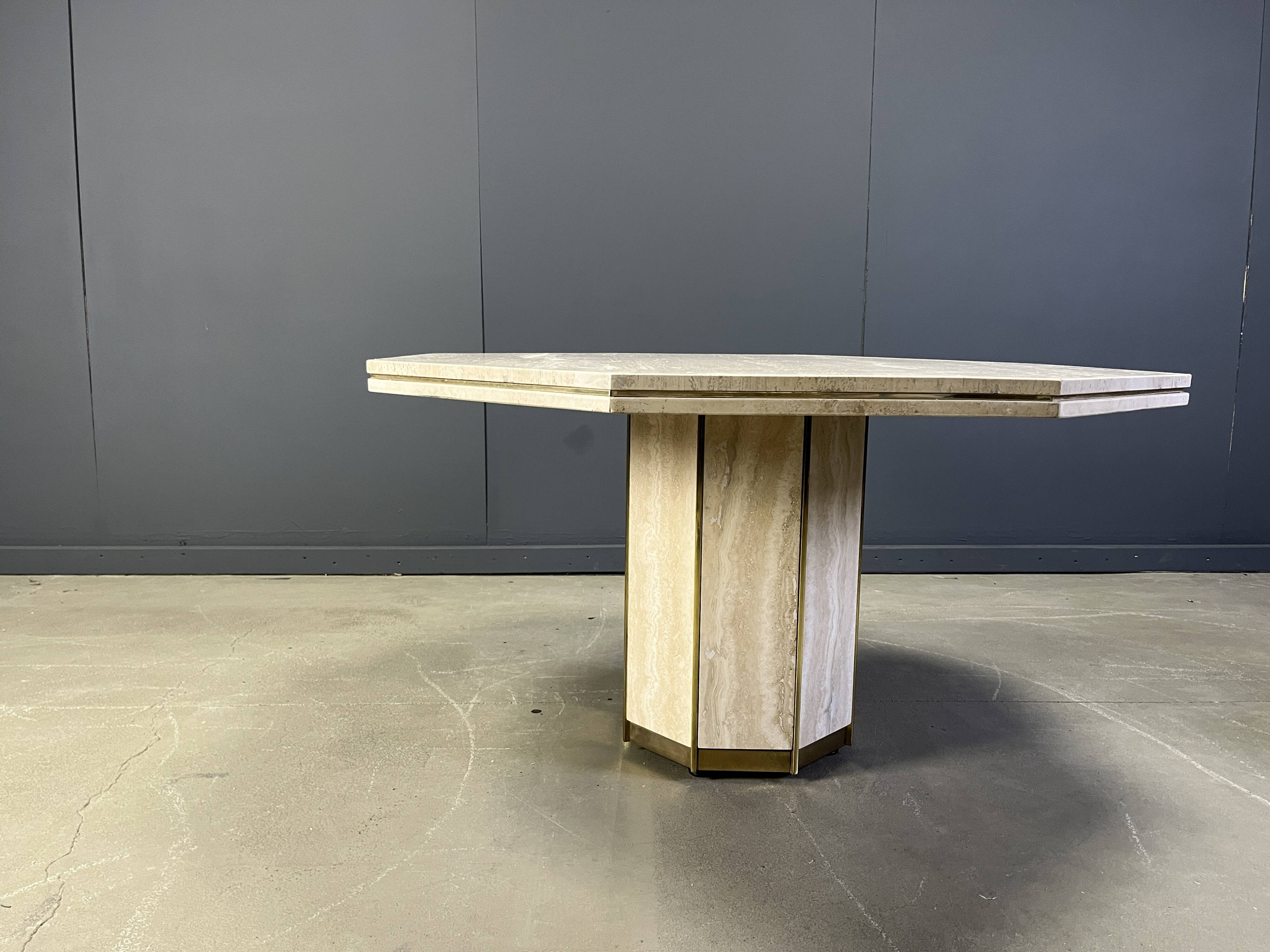 Table à manger octogonale italienne en travertin et laiton des années 1970