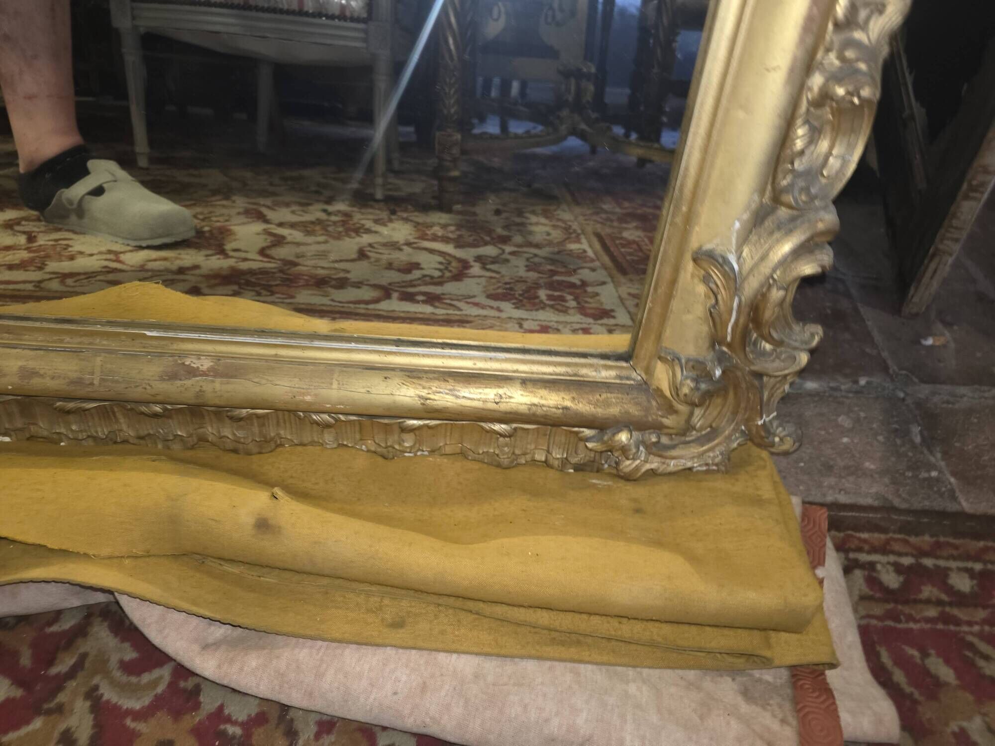 Miroir style Louis XV doré à la feuille d'or du XIXème, 181cm H