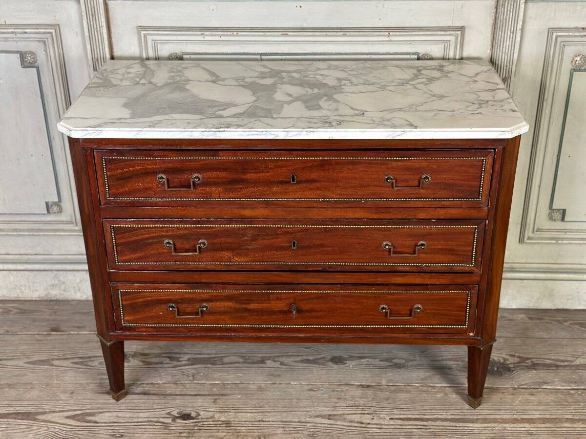 Louis XVI commode in mahogany with brass beading, arabescato marble top, 18th century