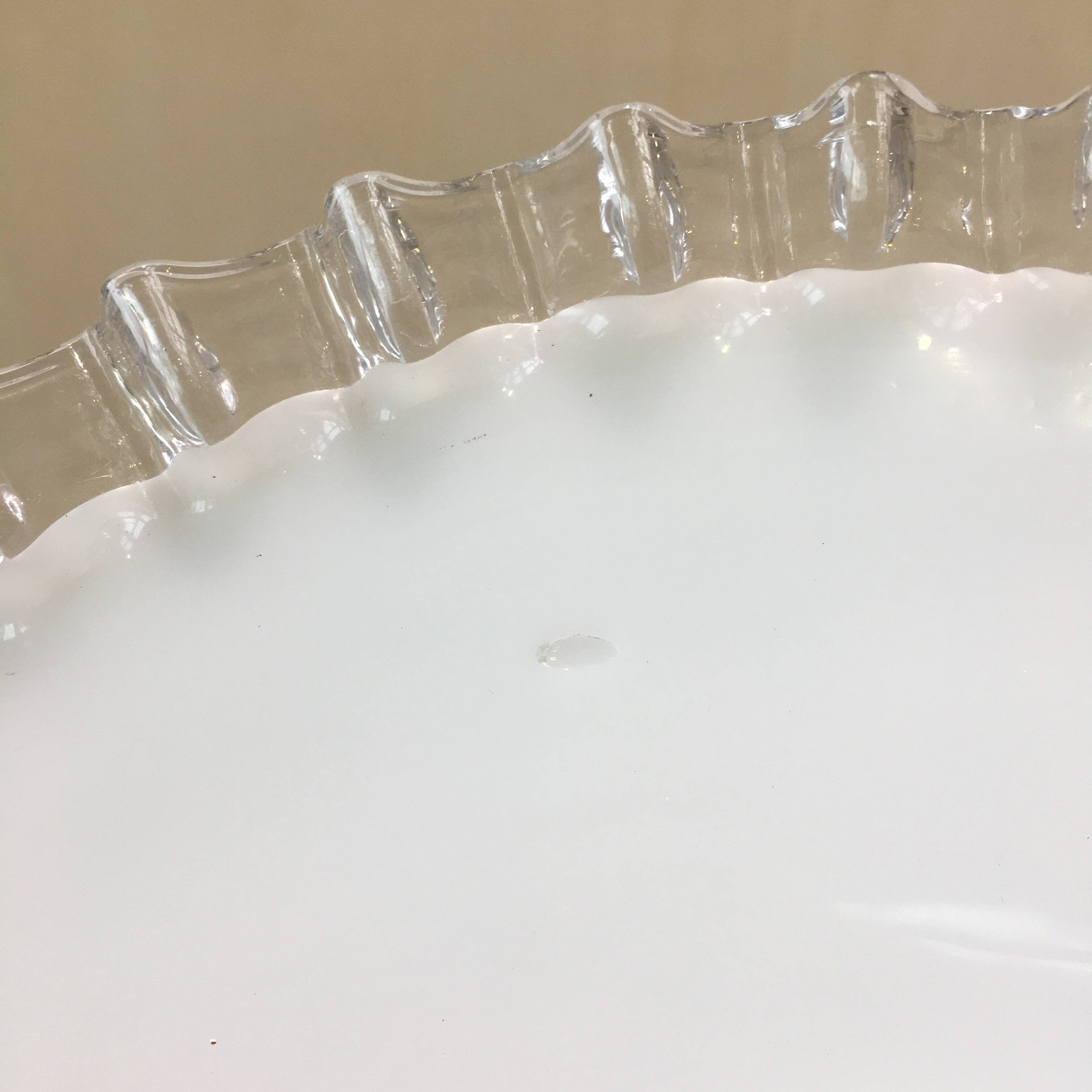 Pair of pendants in white opaline and transparent serrated edges