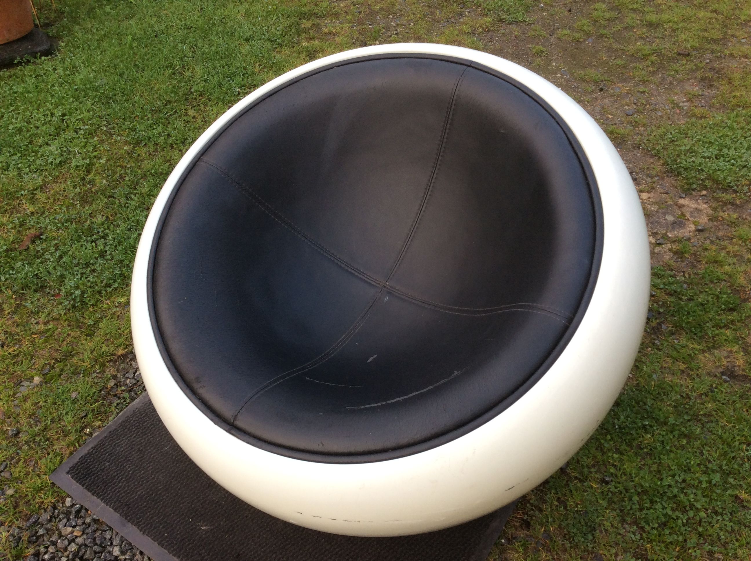 Armchair design egg pod ball chair iconik white and imitation black leather as it is.