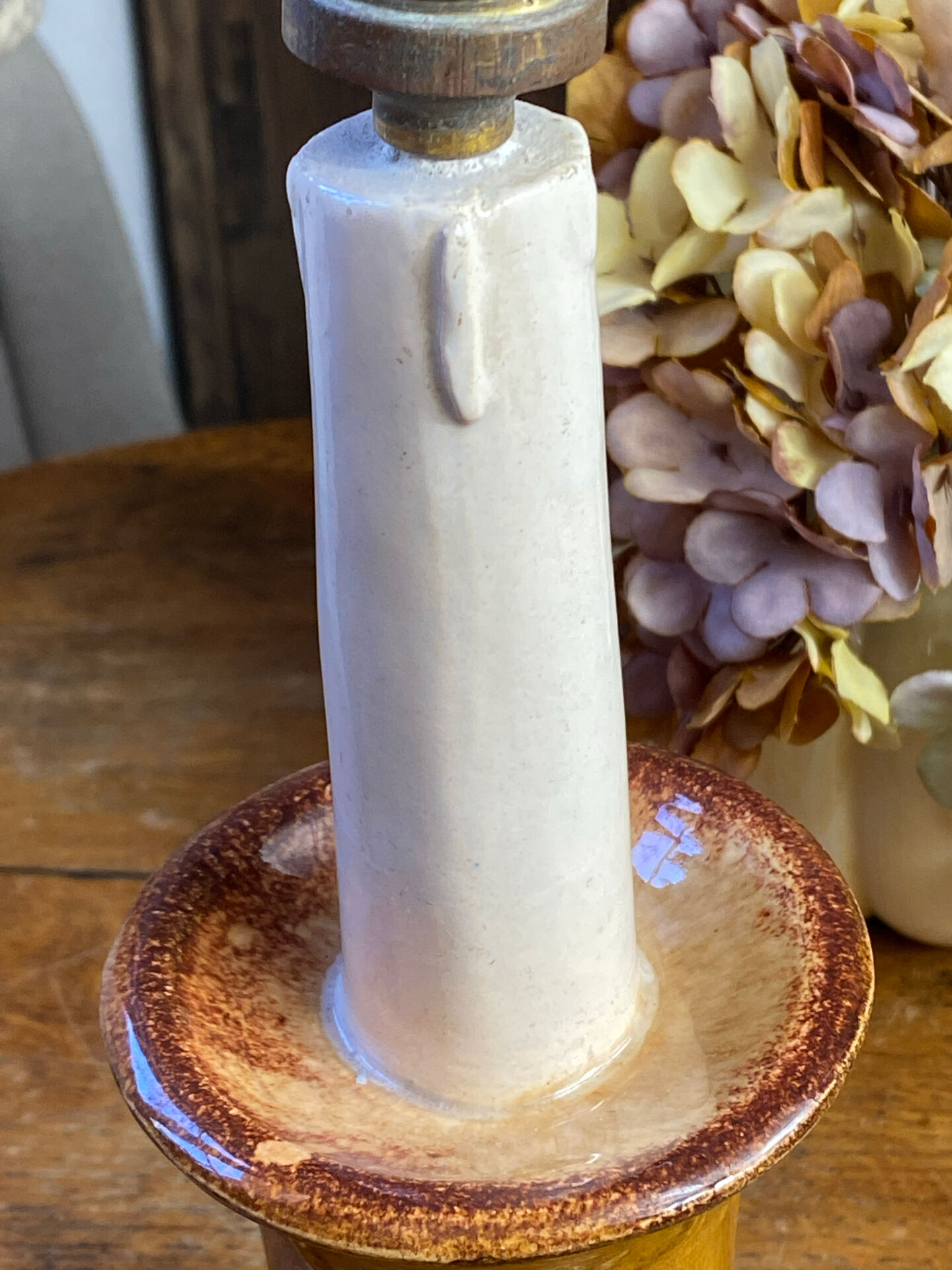Candle holder-style lamp made entirely of ceramic.
