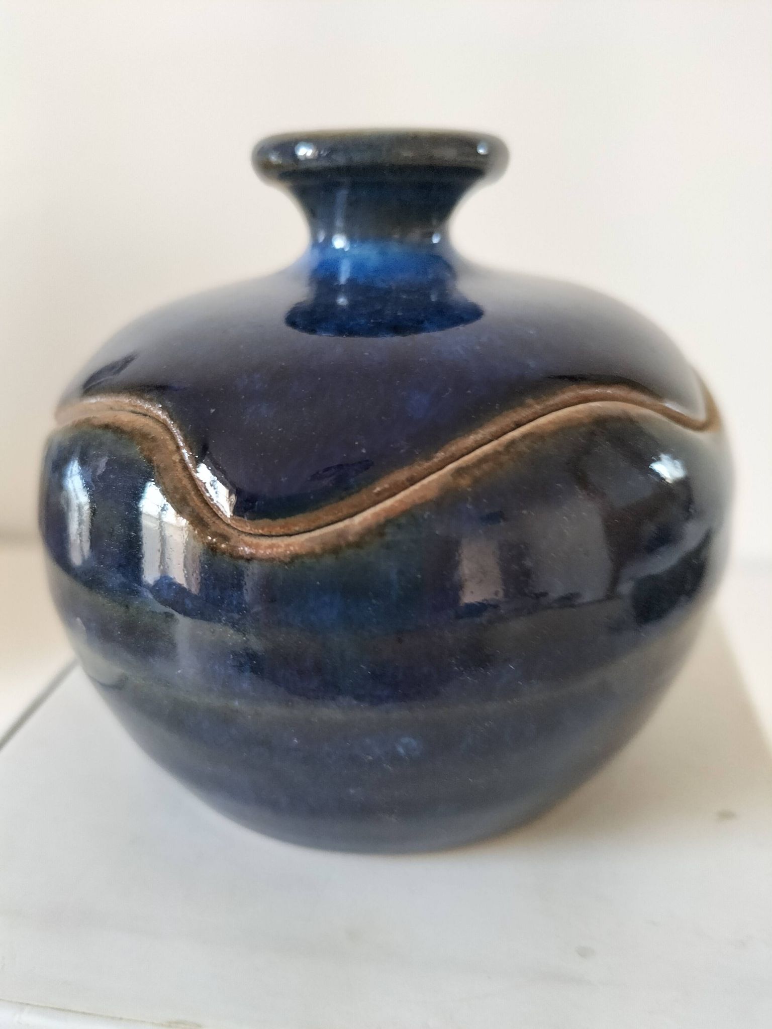 Boîte en grès émaillé bleu nuit – pièce d’atelier, signée