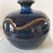 Boîte en grès émaillé bleu nuit – pièce d’atelier, signée