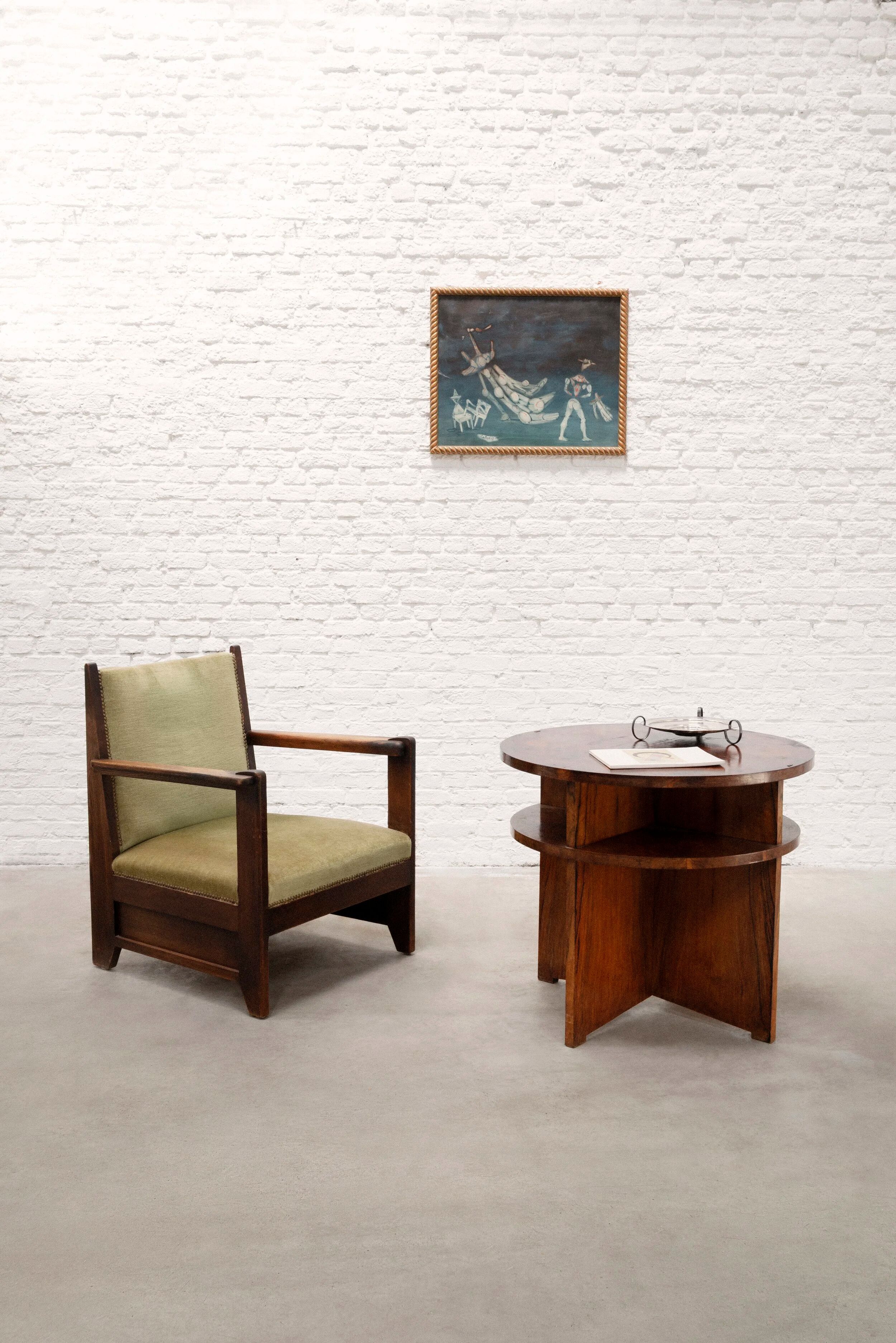Table basse circulaire moderniste française avec étagères, vers 1935