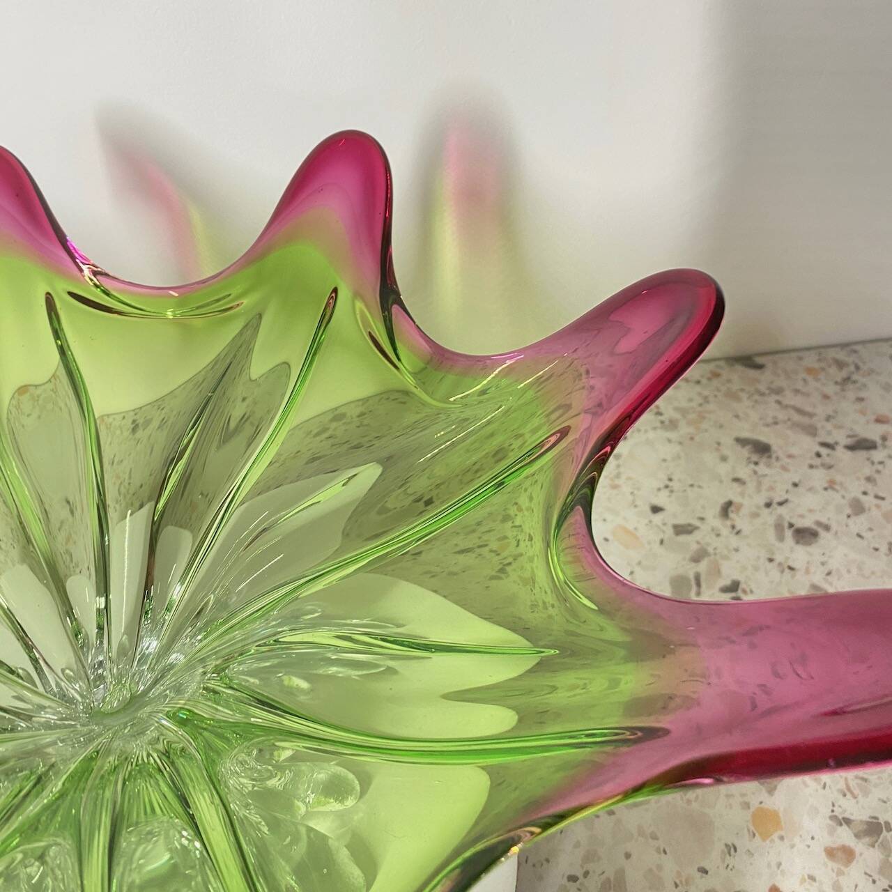 Sunburst shaped Murano centerpiece in lime green & fushsia  - Sommerso