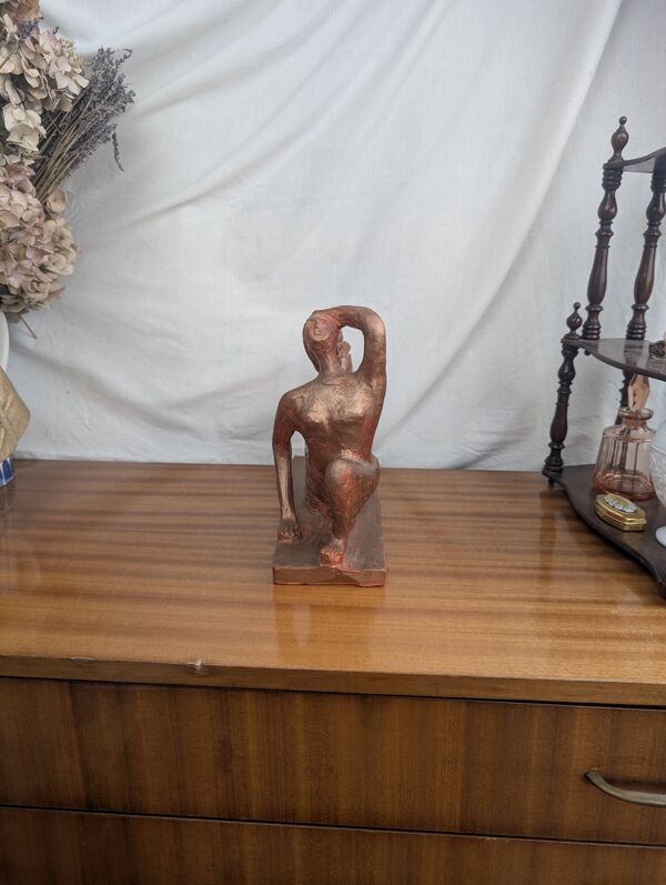 Sculpture en Terre Cuite d'une Femme Élancée, Art Abstrait Style Art Déco