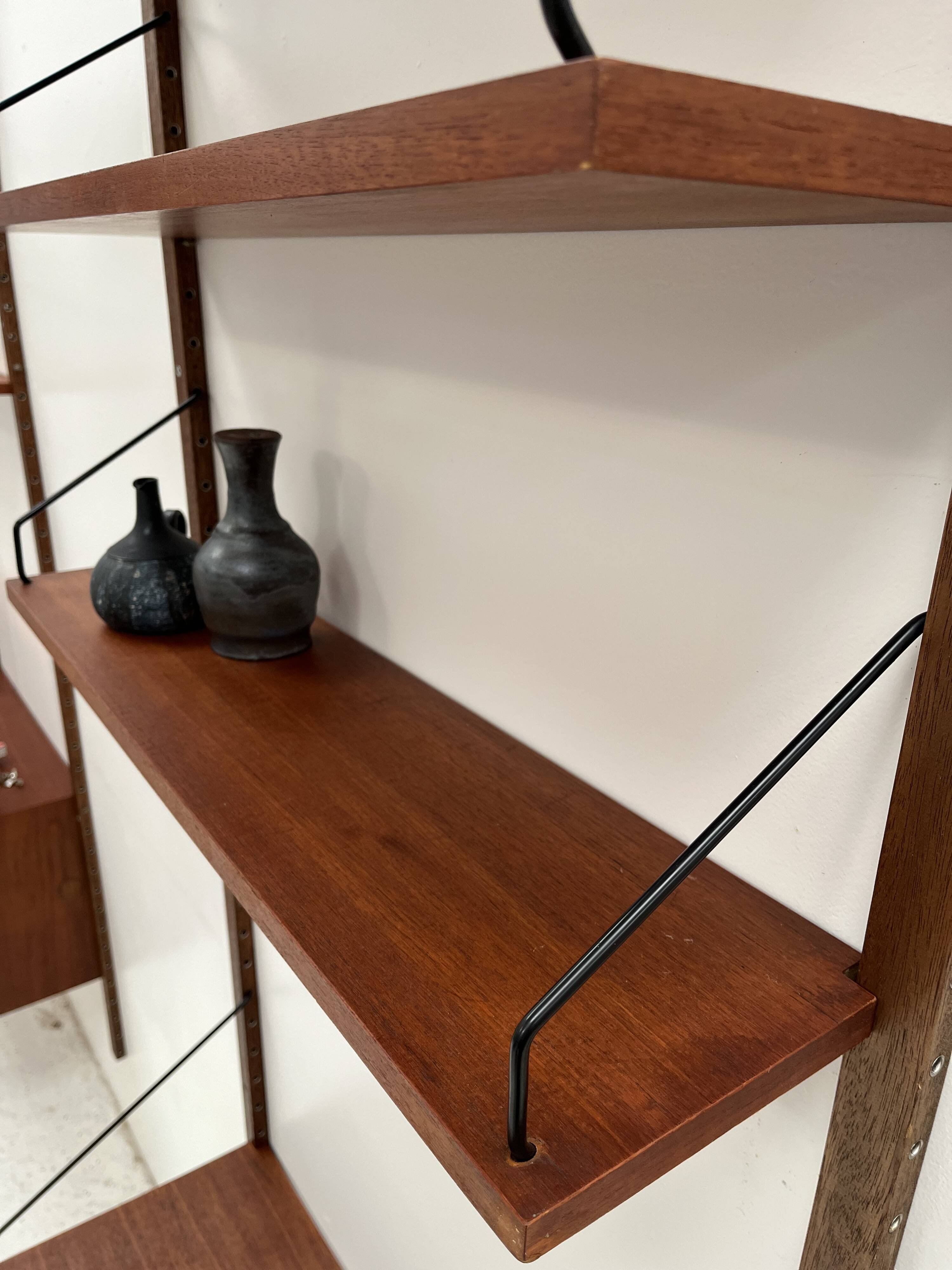 Meuble mural par P. Cadobvius