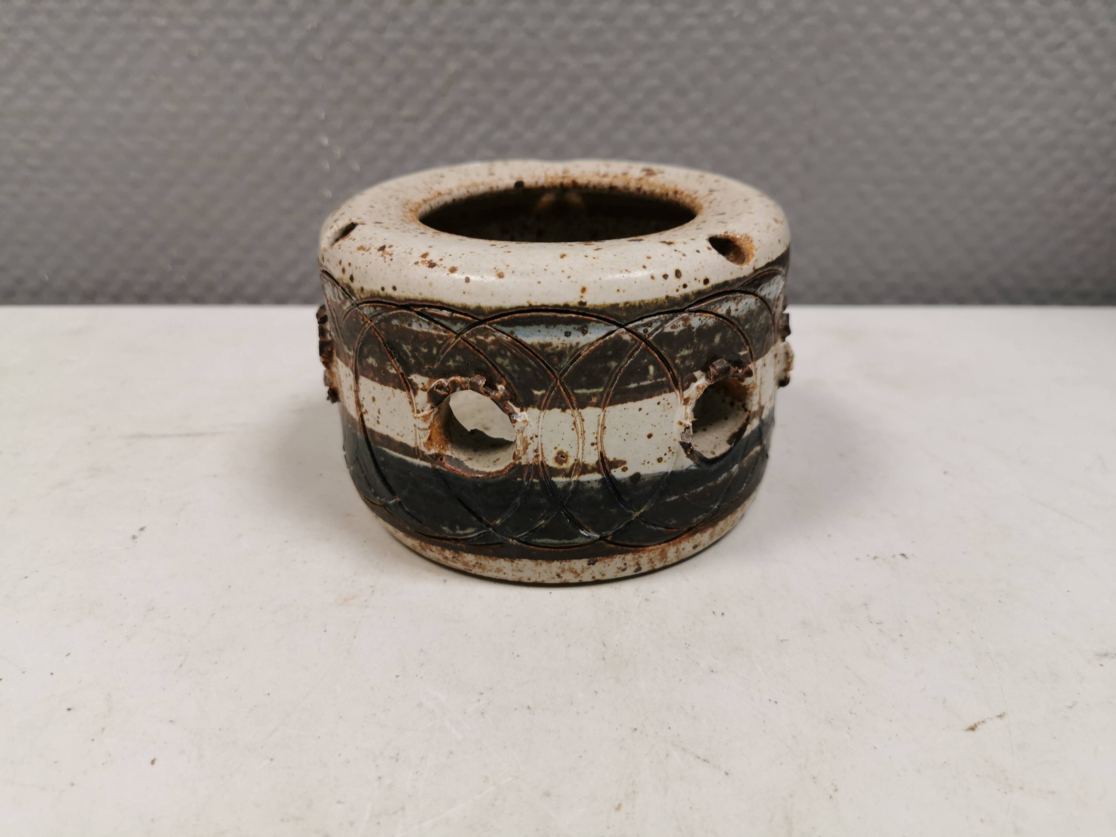 Beautiful ceramic candle holder for tealights.