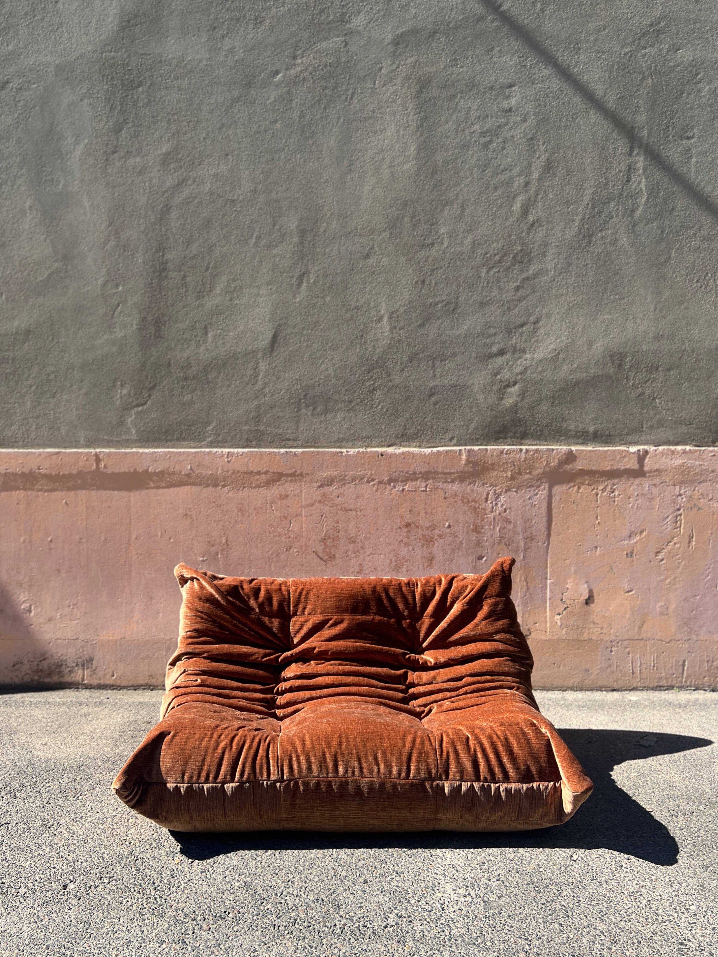 Two-seater Togo sofa in terracotta velvet, Ducaroy first edition 1970.