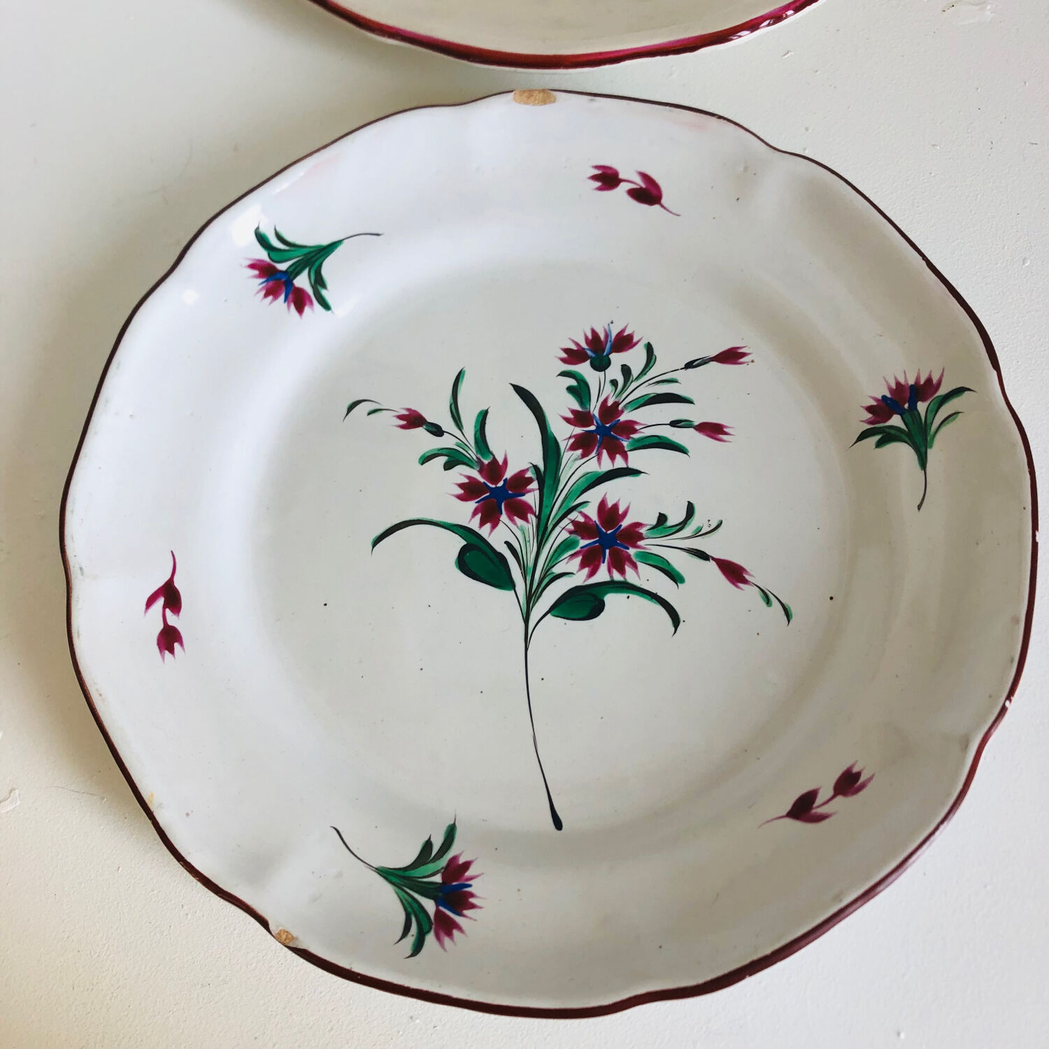 Pair of plates Les Islettes with bouquet and peacock