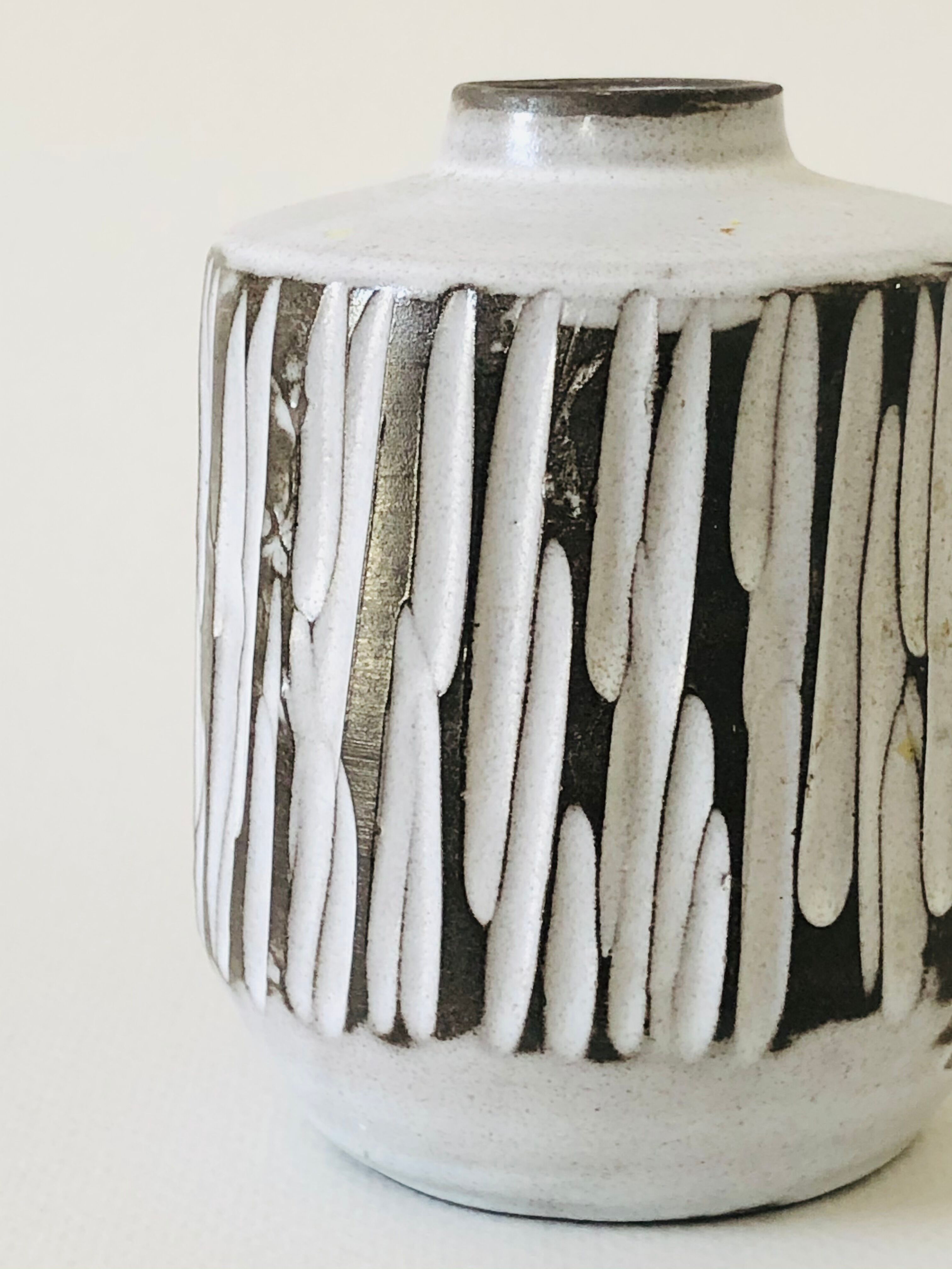 Ceramic vase by Nel Goedhart H9.5cm