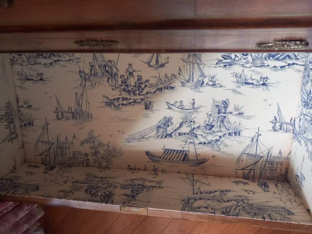Empire chest of drawers with 3 drawers