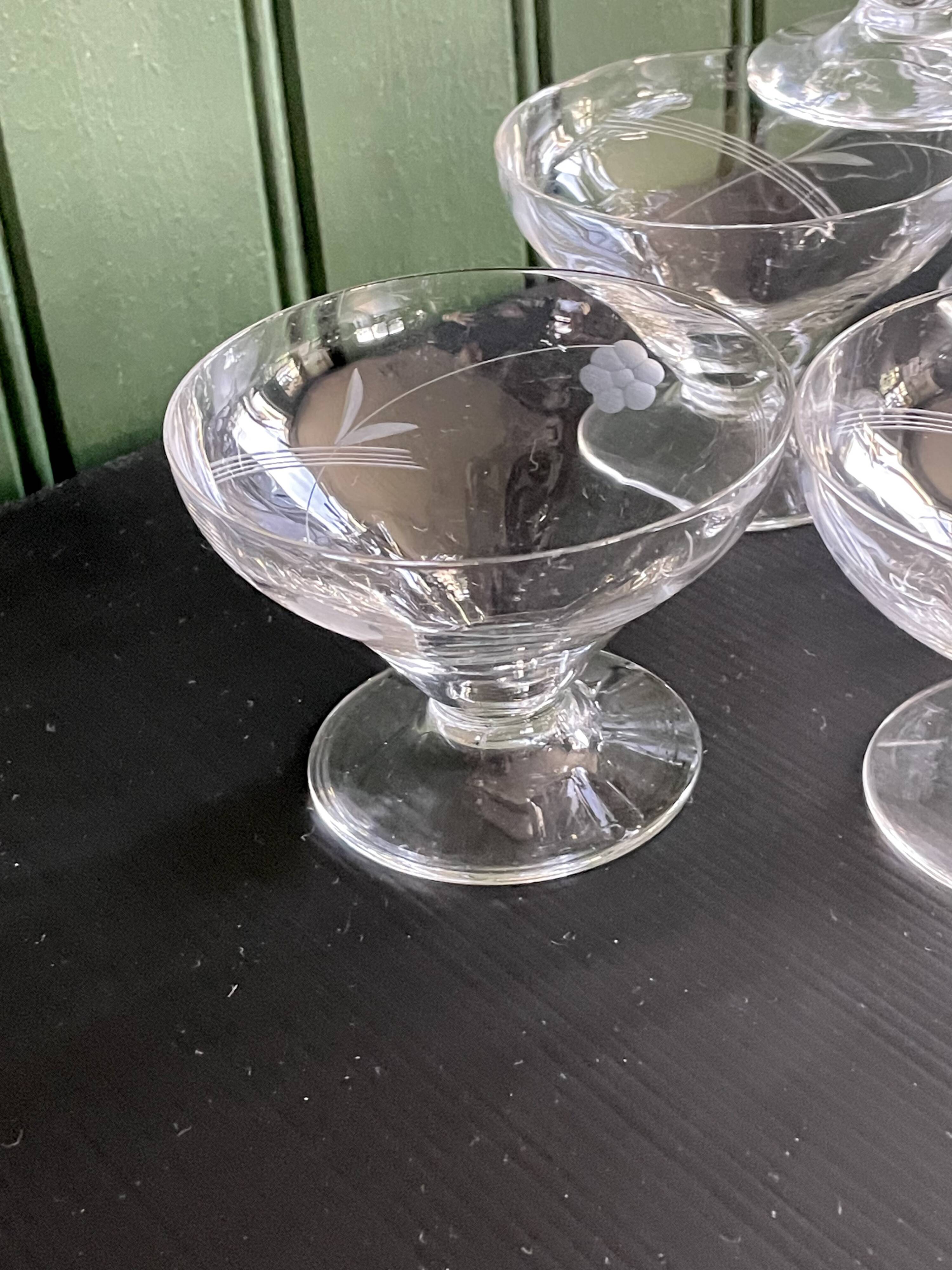 Set of 6 vintage cups in very good condition.