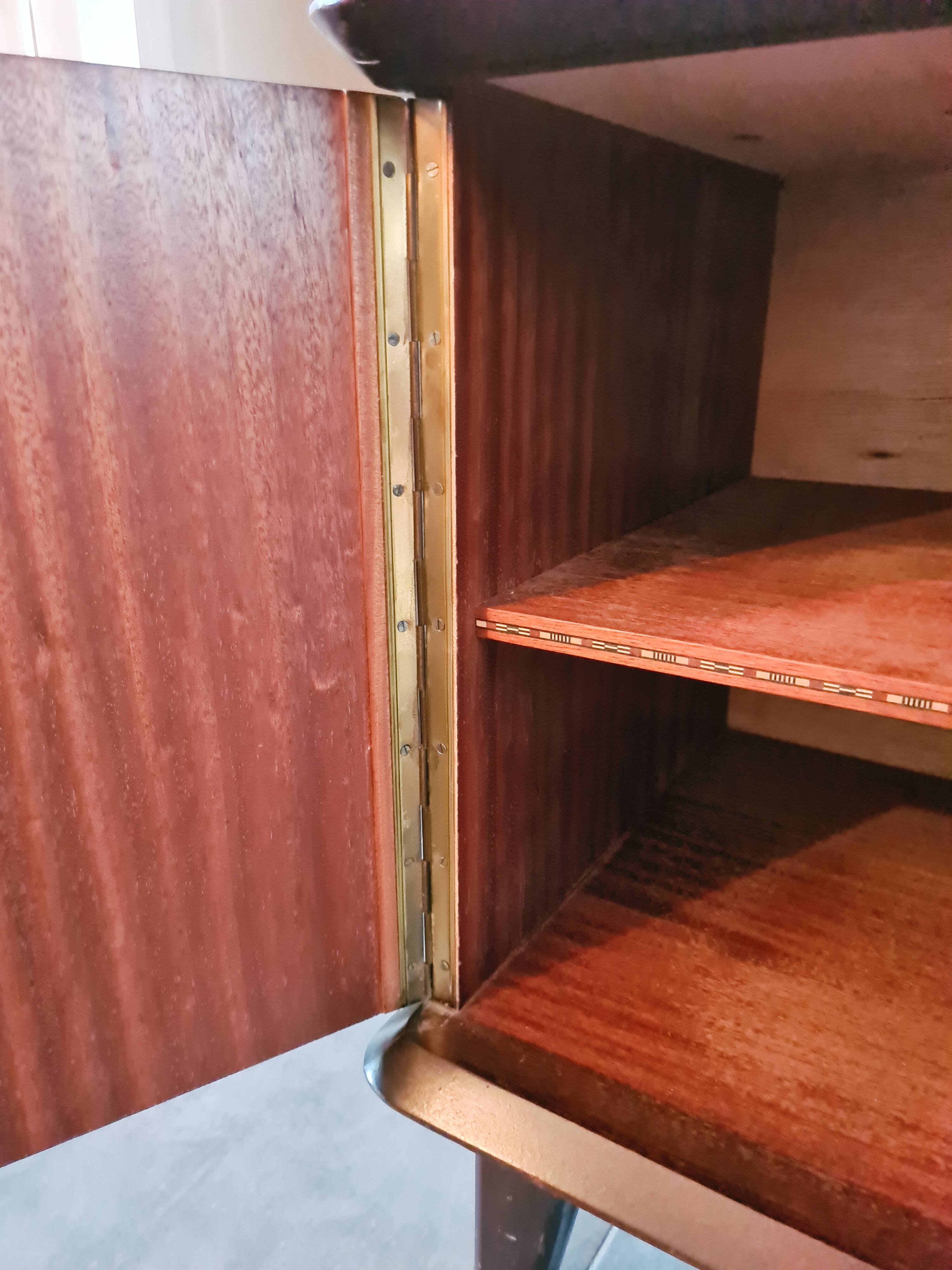 Enfilade en bois foncé et finitions laiton pieds compas