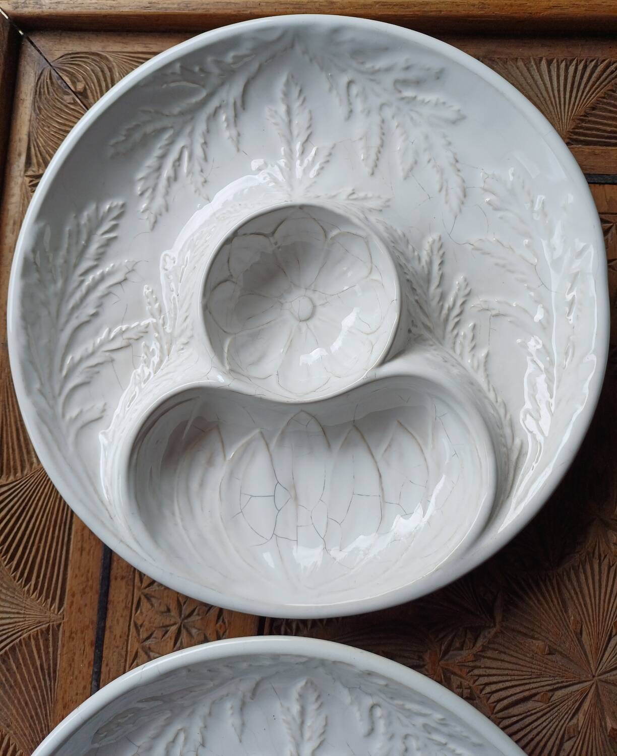 4 barbotine plates with artichoke pattern from Bordallo.